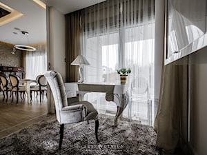 Elegancki apartament w Gdyni - Małe beżowe białe biuro, styl glamour - zdjęcie od Arte Dizain