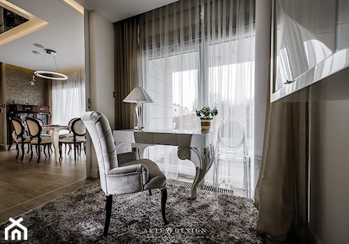 Elegancki apartament w Gdyni - Małe beżowe białe biuro, styl glamour - zdjęcie od Arte Dizain