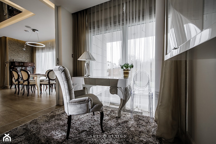 Elegancki apartament w Gdyni - Małe beżowe białe biuro, styl glamour - zdjęcie od Arte Dizain