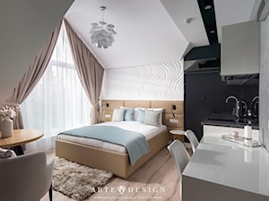 Sopocki pensjonat - Średnia biała szara z biurkiem sypialnia z łazienką - zdjęcie od Arte Dizain