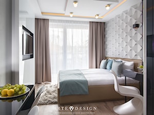 Sopocki pensjonat - Średnia biała szara z panelami tapicerowanymi sypialnia - zdjęcie od Arte Dizain