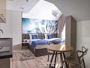 Sopocki pensjonat - Średnia biała brązowa sypialnia na poddaszu - zdjęcie od Arte Dizain