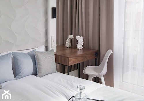 Sopocki pensjonat - Średnia biała z panelami tapicerowanymi sypialnia z balkonem / tarasem - zdjęcie od Arte Dizain