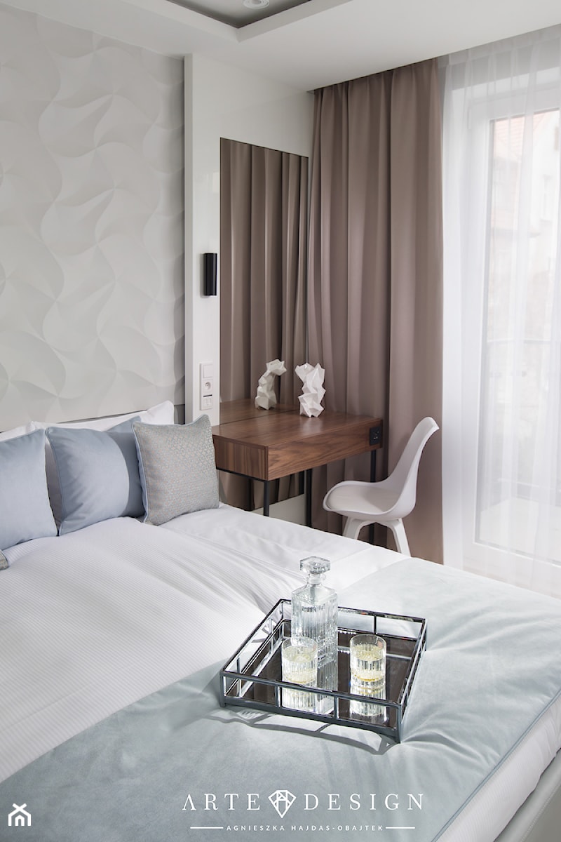 Sopocki pensjonat - Średnia biała z panelami tapicerowanymi sypialnia z balkonem / tarasem - zdjęcie od Arte Dizain