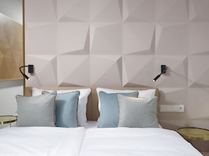 Sopocki pensjonat - Mała biała z panelami tapicerowanymi sypialnia - zdjęcie od Arte Dizain