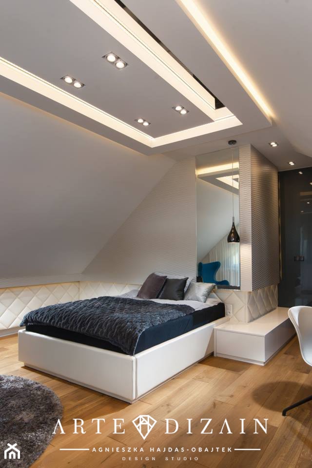 Damska przestrzeń za miastem - Duża szara sypialnia na poddaszu - zdjęcie od Arte Dizain