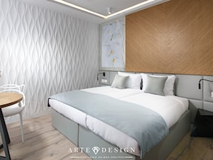 Sopocki pensjonat - Średnia biała z panelami tapicerowanymi sypialnia - zdjęcie od Arte Dizain
