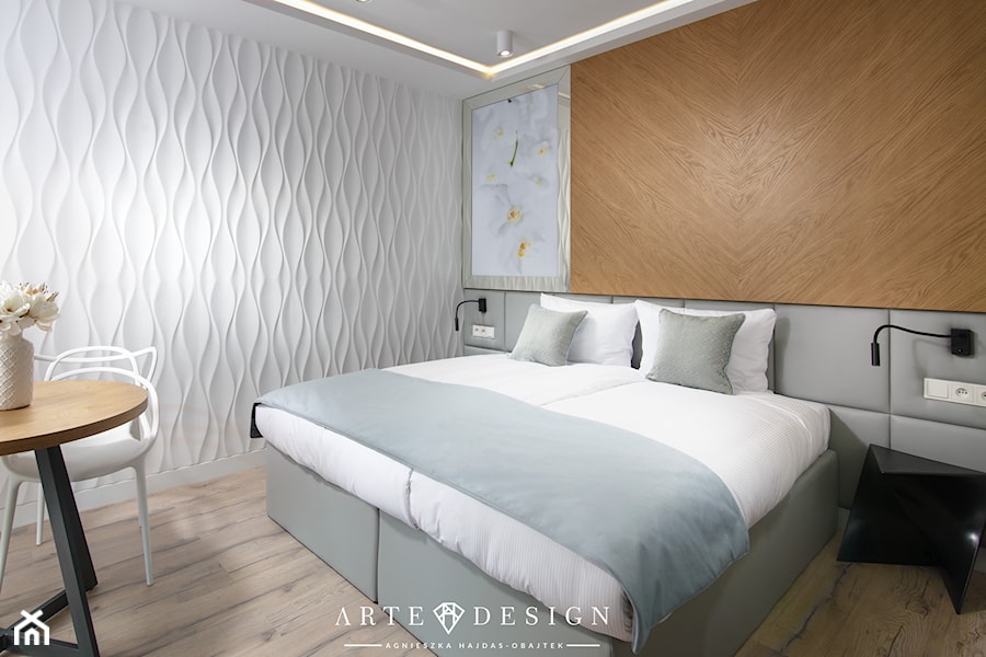 Sopocki pensjonat - Średnia biała z panelami tapicerowanymi sypialnia - zdjęcie od Arte Dizain