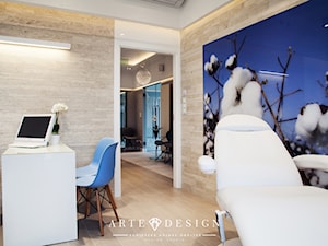 Gabinet dentystyczny w Gdańsku - Średnie beżowe białe niebieskie biuro, styl nowoczesny - zdjęcie od Arte Dizain