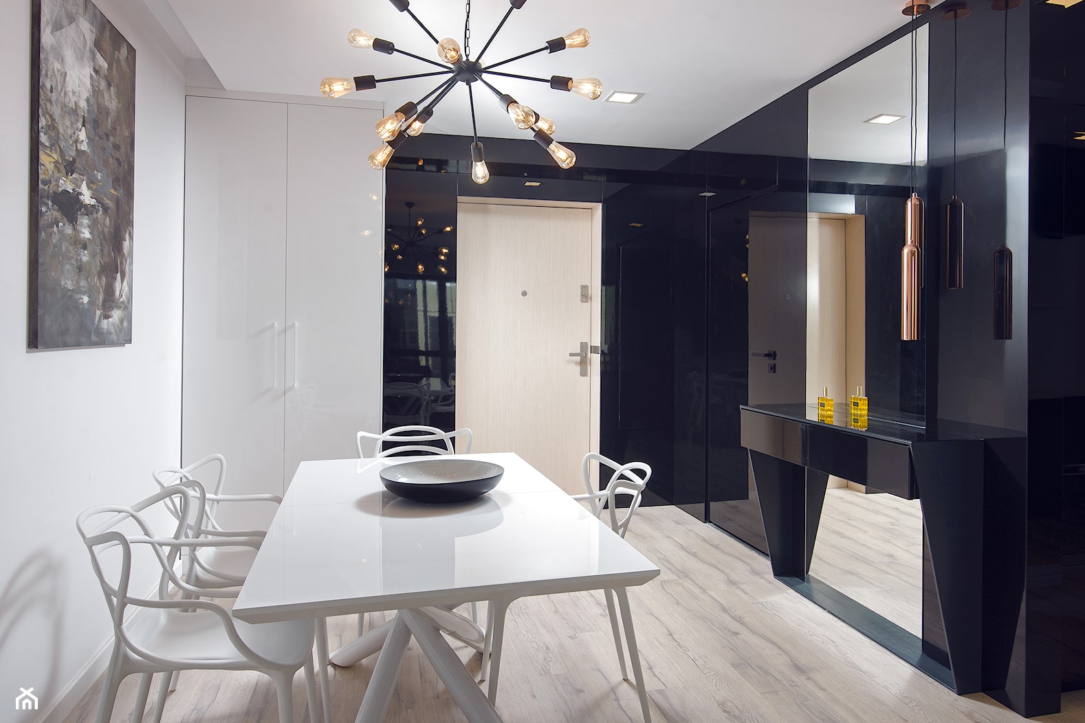 Apartament w Baltiq Plaza - Średnia biała czarna jadalnia jako osobne pomieszczenie, styl nowoczesny - zdjęcie od Arte Dizain - Homebook