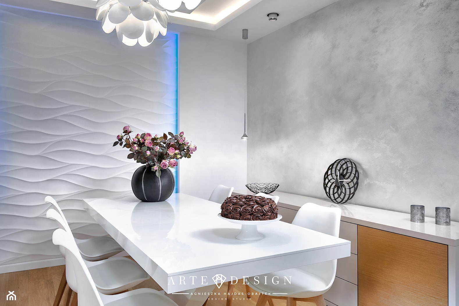 Dom w Mechelinkach - Średnia biała szara jadalnia w salonie, styl nowoczesny - zdjęcie od Arte Dizain - Homebook