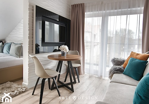 Sopocki pensjonat - Mały beżowy biały salon z tarasem / balkonem - zdjęcie od Arte Dizain