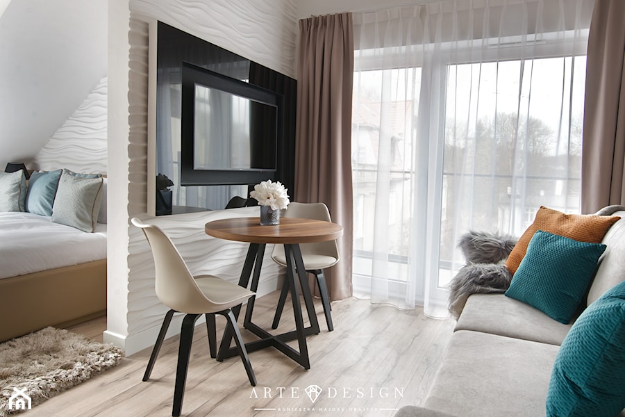 Sopocki pensjonat - Mały beżowy biały salon z tarasem / balkonem - zdjęcie od Arte Dizain