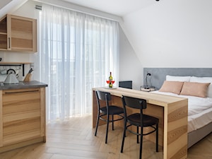 Pensjonat w Jastarni - Średnia biała szara z biurkiem sypialnia na poddaszu - zdjęcie od Arte Dizain
