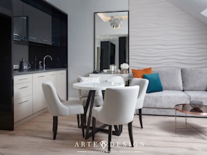 Sopocki pensjonat - Biały salon z kuchnią z jadalnią - zdjęcie od Arte Dizain