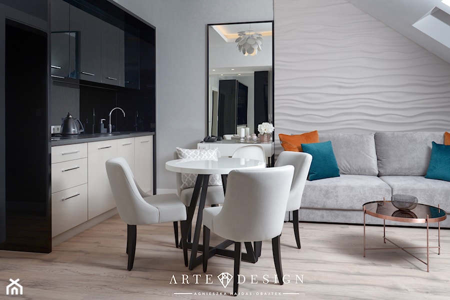 Sopocki pensjonat - Biały salon z kuchnią z jadalnią - zdjęcie od Arte Dizain