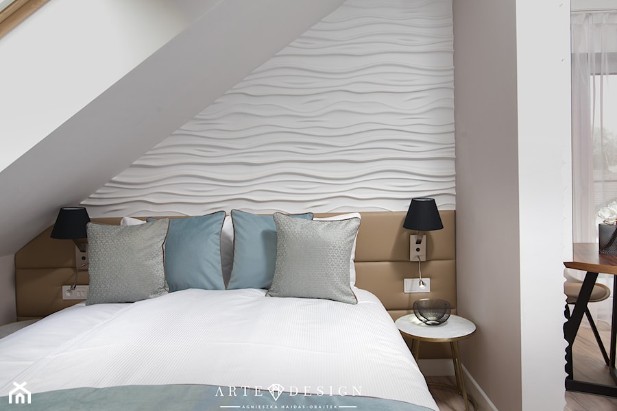 Sopocki pensjonat - Mała biała z panelami tapicerowanymi sypialnia na poddaszu - zdjęcie od Arte Dizain
