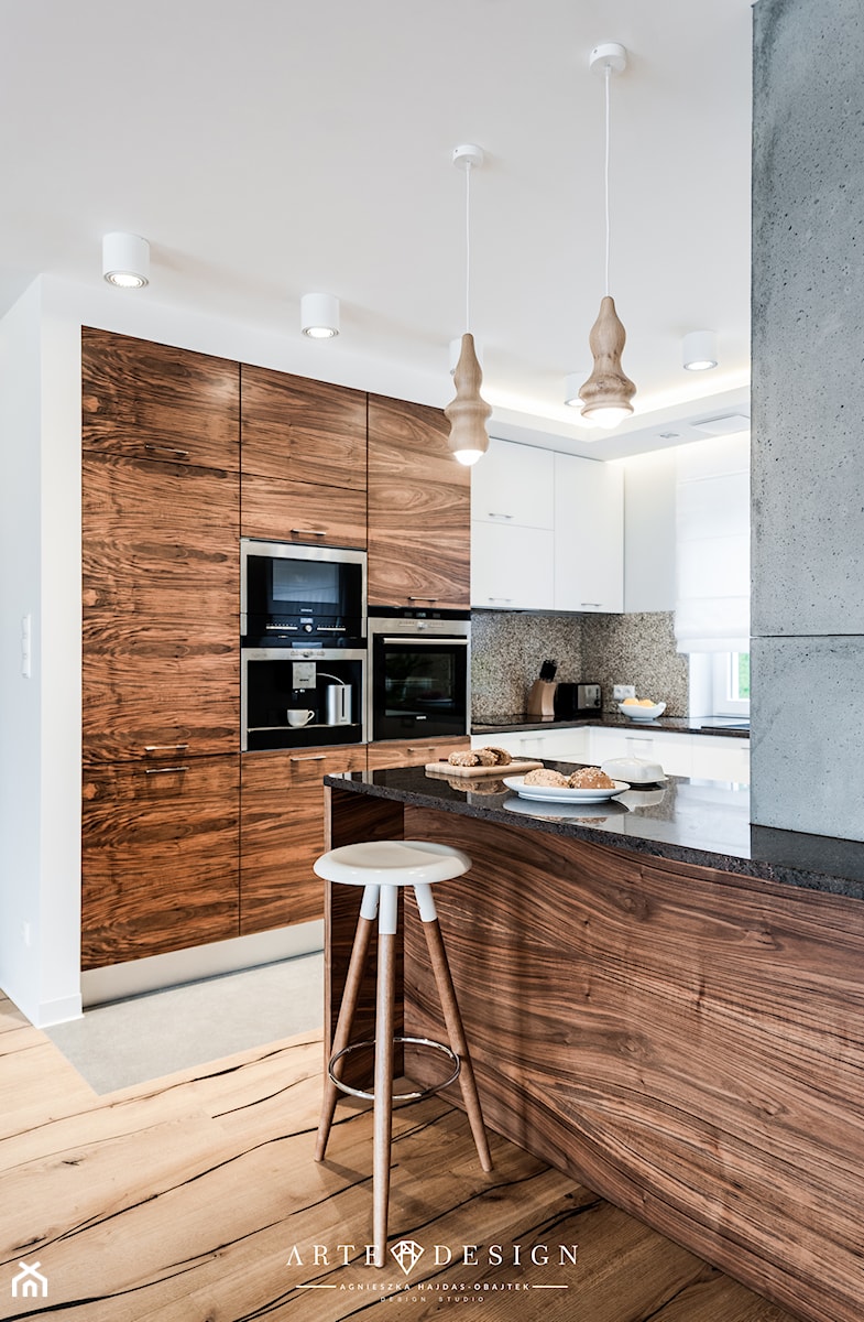 Mieszkanie w Gdańsku - Średnia otwarta z kamiennym blatem z zabudowaną lodówką kuchnia w kształcie litery g z wyspą lub półwyspem, styl nowoczesny - zdjęcie od Arte Dizain