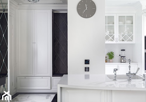 Apartament Gdynia Nowe Orłowo - Średnia otwarta z kamiennym blatem biała z zabudowaną lodówką kuchnia dwurzędowa z marmurową podłogą - zdjęcie od Arte Dizain
