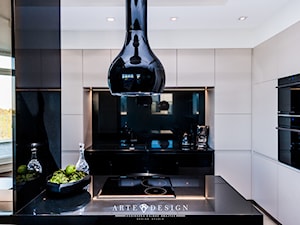 Nastrój i elegancja - Duża otwarta biała czarna z zabudowaną lodówką z podblatowym zlewozmywakiem kuchnia w kształcie litery l z wyspą lub półwyspem, styl nowoczesny - zdjęcie od Arte Dizain