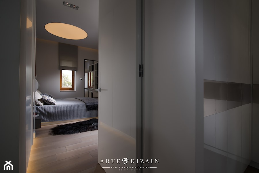 Mieszkanie w Gdyni - Kamienna Góra - Średnia biała z biurkiem sypialnia, styl nowoczesny - zdjęcie od Arte Dizain