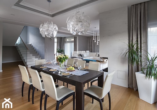 Dom w Rotmance - Duża biała jadalnia w salonie, styl nowoczesny - zdjęcie od Arte Dizain