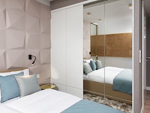 Sopocki pensjonat - Mała szara z panelami tapicerowanymi sypialnia - zdjęcie od Arte Dizain