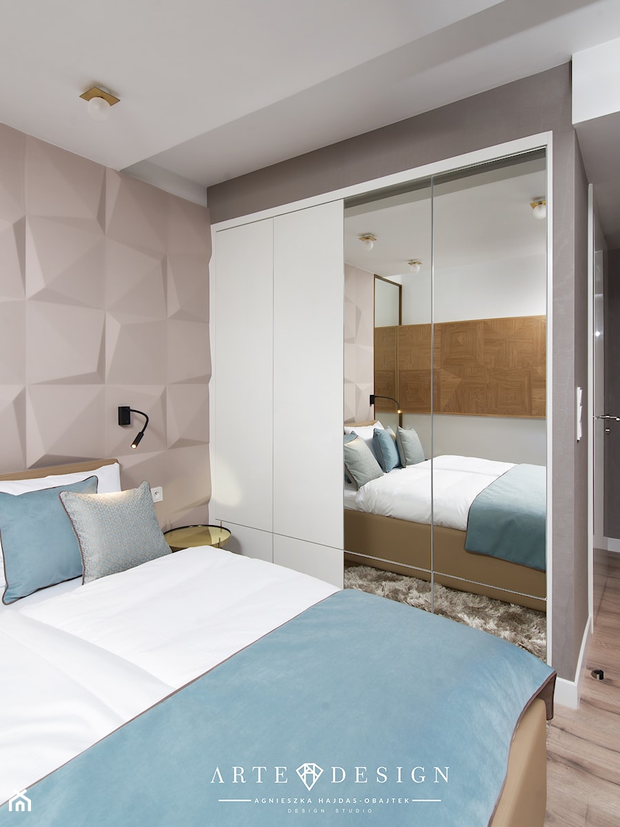 Sopocki pensjonat - Mała szara z panelami tapicerowanymi sypialnia - zdjęcie od Arte Dizain
