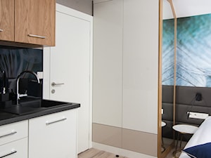 Sopocki pensjonat - Mała otwarta z kamiennym blatem szara z nablatowym zlewozmywakiem kuchnia jednorzędowa z kompozytem na ścianie nad blatem kuchennym - zdjęcie od Arte Dizain