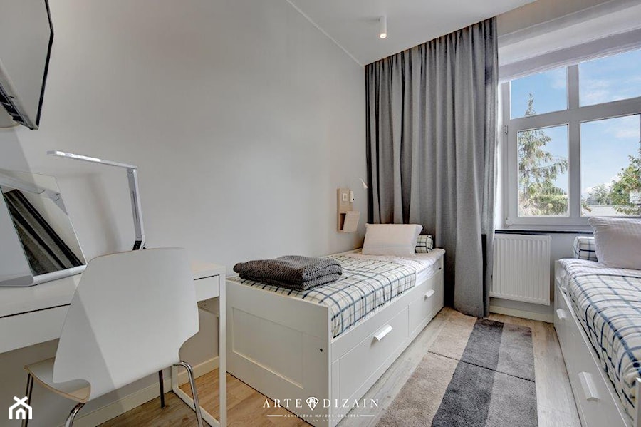Mieszkanie na wynajem - Sopot - Średnia biała z biurkiem sypialnia, styl nowoczesny - zdjęcie od Arte Dizain