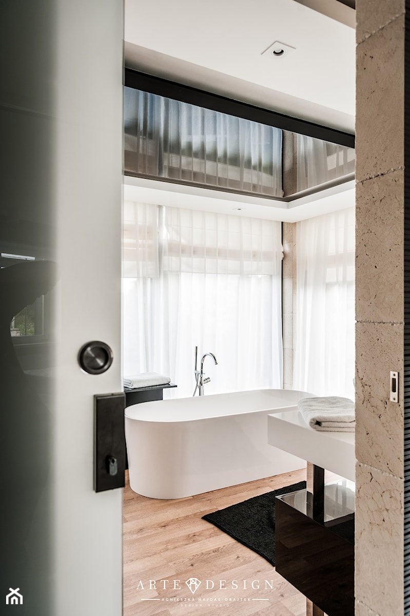 Łazienka Gdańsk - Średnia na poddaszu łazienka z oknem, styl nowoczesny - zdjęcie od Arte Dizain