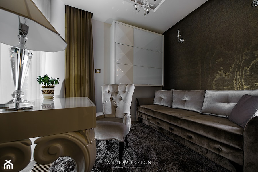Elegancki apartament w Gdyni - Duże w osobnym pomieszczeniu z sofą szare biuro, styl glamour - zdjęcie od Arte Dizain