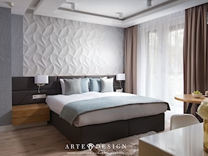 Sopocki pensjonat - Średnia biała szara sypialnia z balkonem / tarasem - zdjęcie od Arte Dizain