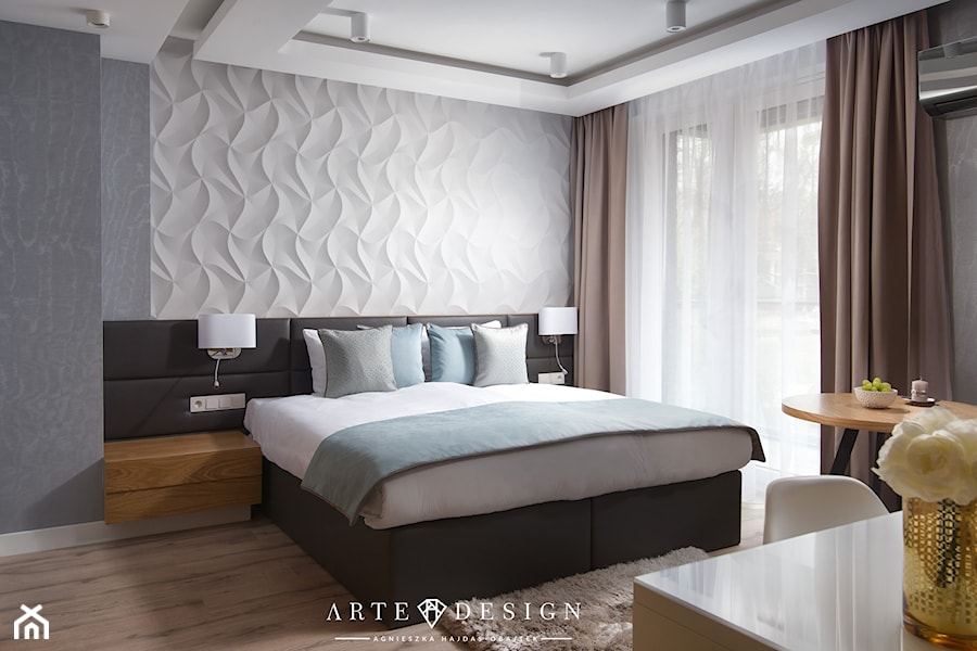Sopocki pensjonat - Średnia biała szara sypialnia z balkonem / tarasem - zdjęcie od Arte Dizain