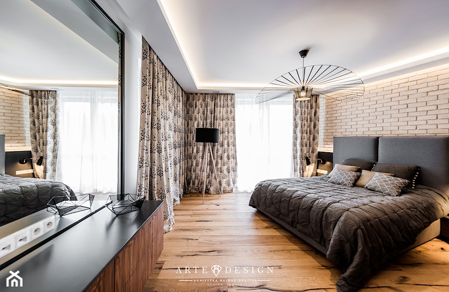 Mieszkanie w Gdańsku - Duża beżowa biała sypialnia z balkonem / tarasem, styl nowoczesny - zdjęcie od Arte Dizain