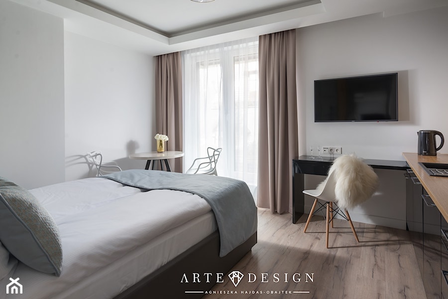 Sopocki pensjonat - Średnia biała z biurkiem sypialnia - zdjęcie od Arte Dizain