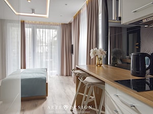 Sopocki pensjonat - Średnia biała sypialnia z balkonem / tarasem - zdjęcie od Arte Dizain
