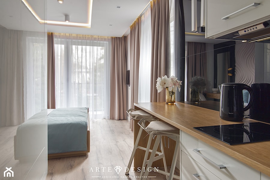 Sopocki pensjonat - Średnia biała sypialnia z balkonem / tarasem - zdjęcie od Arte Dizain