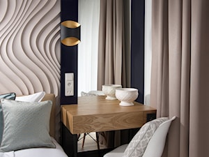Sopocki pensjonat - Mała beżowa niebieska z panelami tapicerowanymi sypialnia - zdjęcie od Arte Dizain