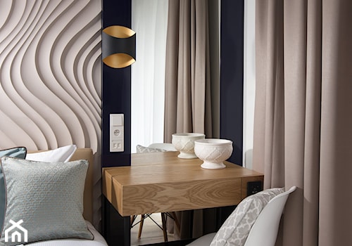 Sopocki pensjonat - Mała beżowa niebieska z panelami tapicerowanymi sypialnia - zdjęcie od Arte Dizain