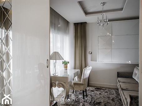 Aranżacje wnętrz - Biuro: Elegancki apartament w Gdyni - Średnie z sofą białe biuro, styl glamour - Arte Dizain. Przeglądaj, dodawaj i zapisuj najlepsze zdjęcia, pomysły i inspiracje designerskie. W bazie mamy już prawie milion fotografii!