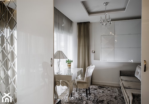 Elegancki apartament w Gdyni - Średnie z sofą białe biuro, styl glamour - zdjęcie od Arte Dizain