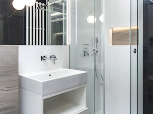 Sopocki pensjonat - Mała na poddaszu bez okna z punktowym oświetleniem łazienka - zdjęcie od Arte Dizain