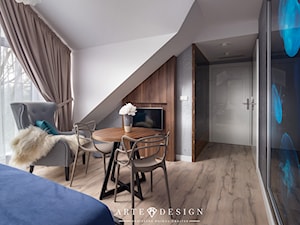 Sopocki pensjonat - Duża biała szara sypialnia na poddaszu - zdjęcie od Arte Dizain