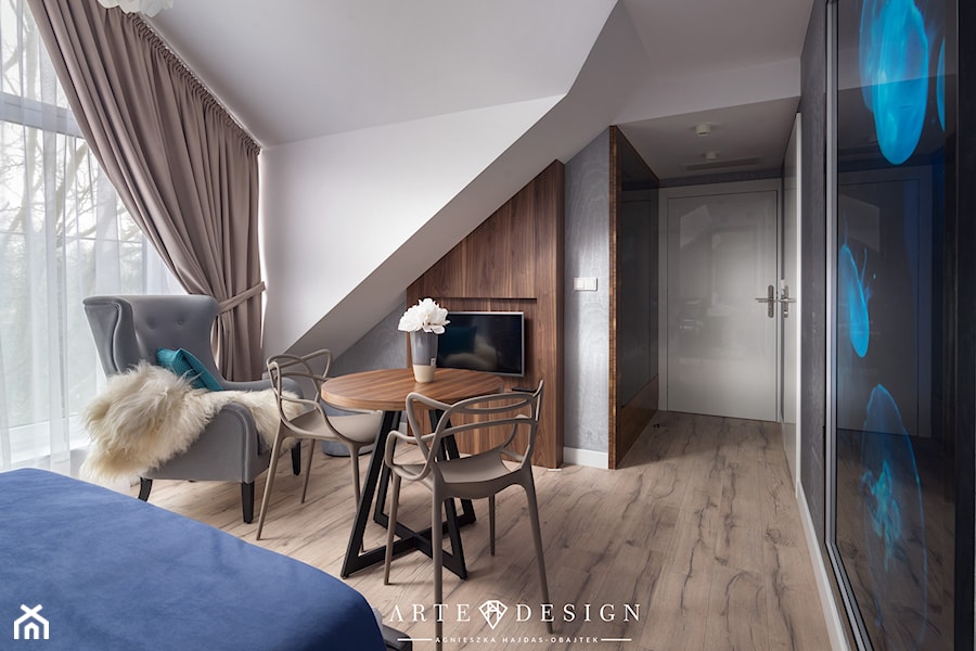 Sopocki pensjonat - Duża biała szara sypialnia na poddaszu - zdjęcie od Arte Dizain