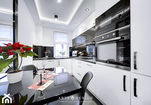 Apartament w Gdyni - Średnia zamknięta biała czarna z zabudowaną lodówką z podblatowym zlewozmywakiem kuchnia w kształcie litery l z wyspą lub półwyspem, styl nowoczesny - zdjęcie od Arte Dizain