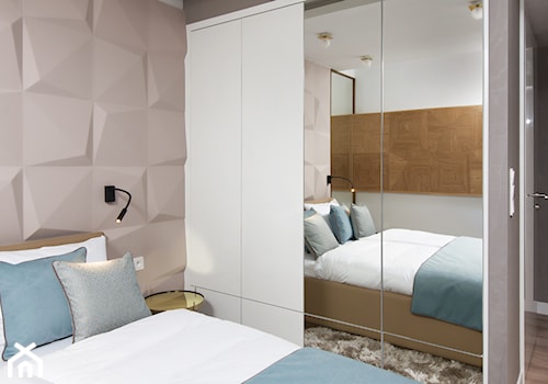 Sopocki pensjonat - Średnia beżowa biała sypialnia - zdjęcie od Arte Dizain