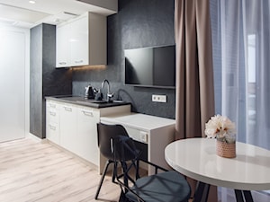 Sopocki pensjonat - Średnia otwarta z salonem z kamiennym blatem czarna z zabudowaną lodówką z nablatowym zlewozmywakiem kuchnia jednorzędowa z oknem - zdjęcie od Arte Dizain