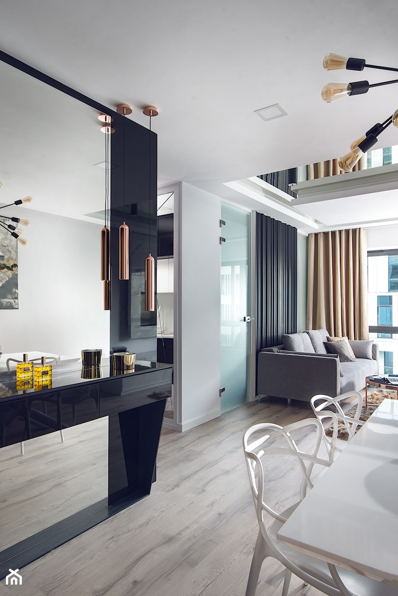 Apartament w Baltiq Plaza - Duży biały czarny salon z jadalnią, styl nowoczesny - zdjęcie od Arte Dizain