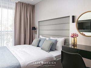 Sopocki pensjonat - Mała szara z biurkiem sypialnia - zdjęcie od Arte Dizain